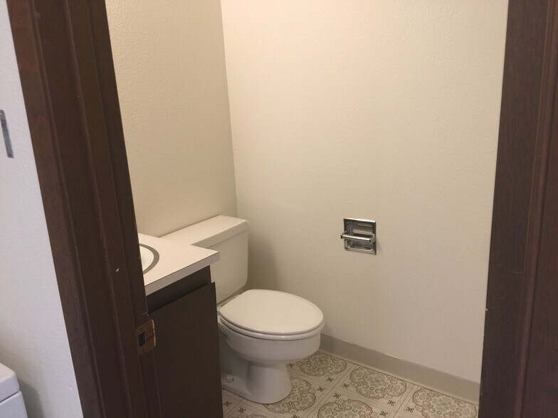 Building Photo - 600 SW Crestview St