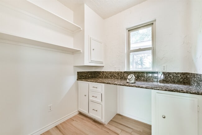 Building Photo - 807 Stadium Cir