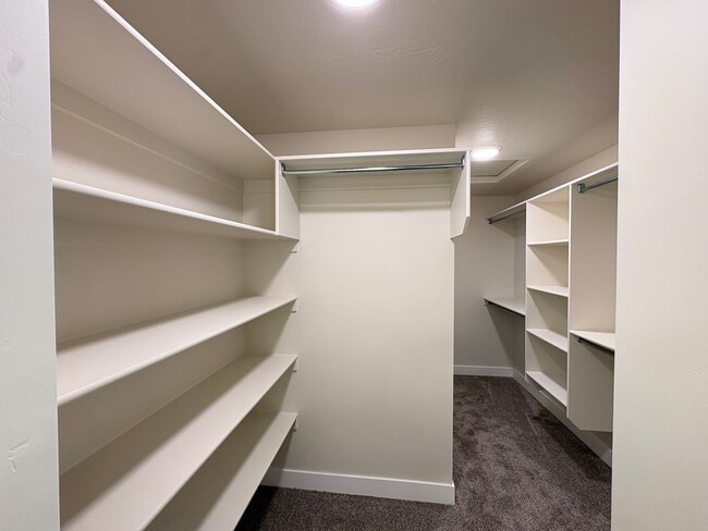 Building Photo - Brand New Townhome