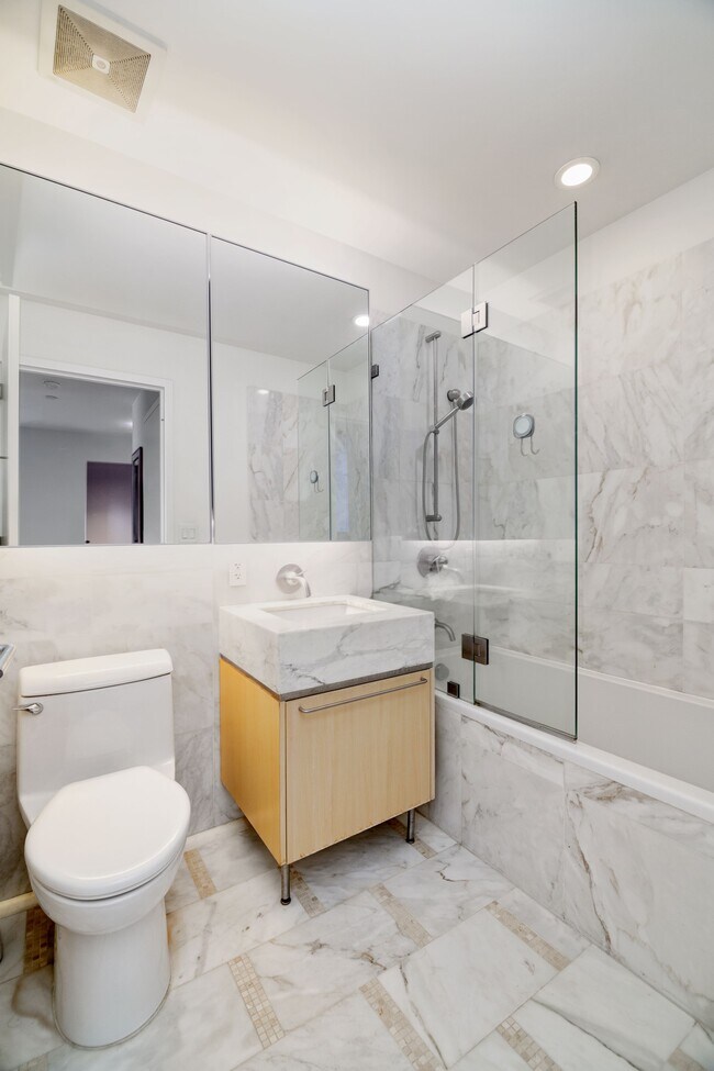 Building Photo - 200 Chambers St