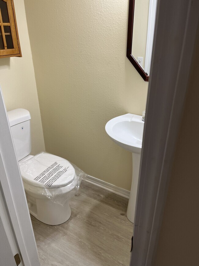 Building Photo - 824 Stonegate Ct