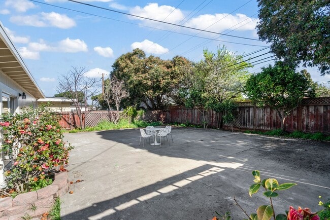 Building Photo - Move-In Ready Gem with Convenient Location