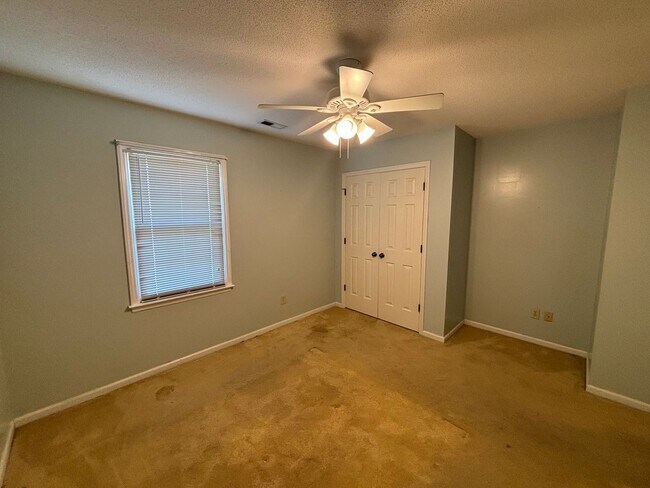 Building Photo - 3 Bed 2 Bath Single Family Home w/ Fully Fenced Backyard and Garage!
