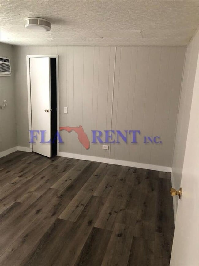 Building Photo - * APPLICATION PENDING.  DO NOT APPLY! *  Large 3/2 Manufactured home in Orlando**