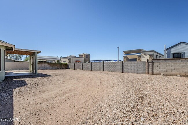 Building Photo - 678 S Silver Dr