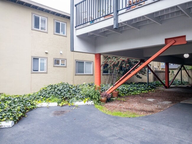 Building Photo - Tranquil Top Floor 1BR/1BA Unit! Large Private Balcony! Tam Valley! Parking! Laundry! Storage! PR...