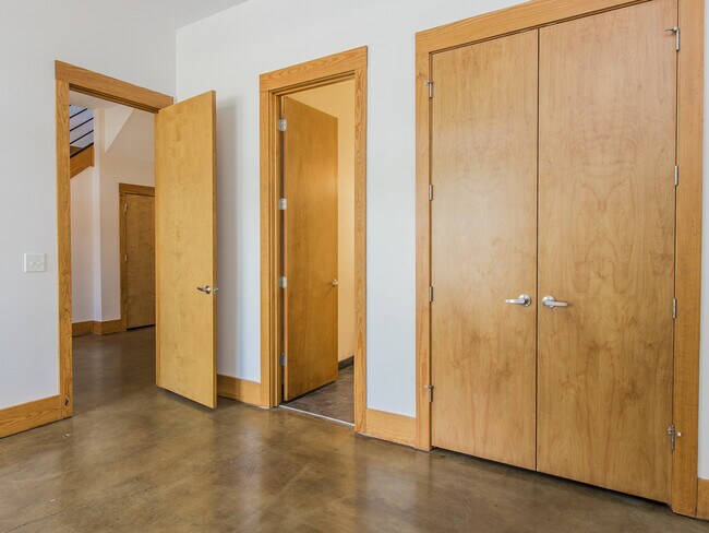 Building Photo - Luxury Downtown Townhome with 2 car Garage!