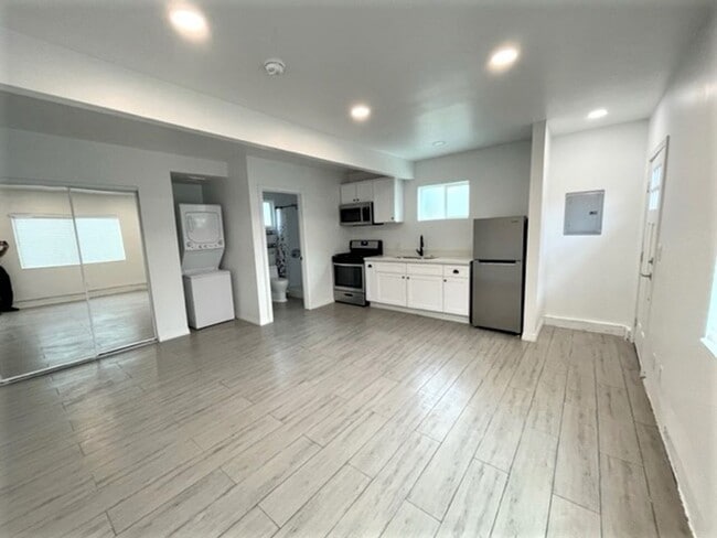 Building Photo - WONDERFUL NEWER STUDIO UNIT IN QUIET LONG BEACH NEIGHBORHOOD