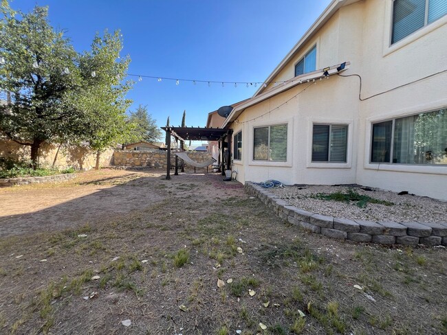 Building Photo - Charming 3-Bed, 2.5-Bath Home with Cozy Fi...