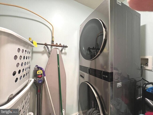 Building Photo - Gorgeous Light-Filled 2BR/2BA Penthouse Condo in Piney Orchard.