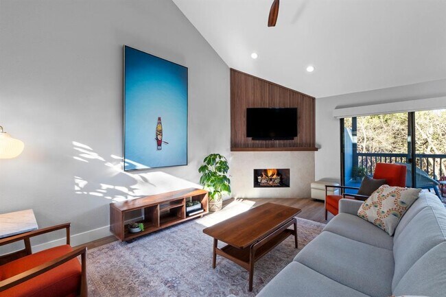 Building Photo - 2200 Homedale Dr