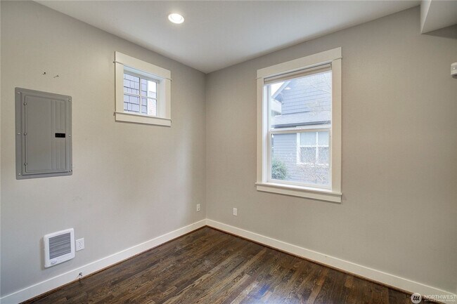 Building Photo - 2Bd/1.75Ba Seattle Home