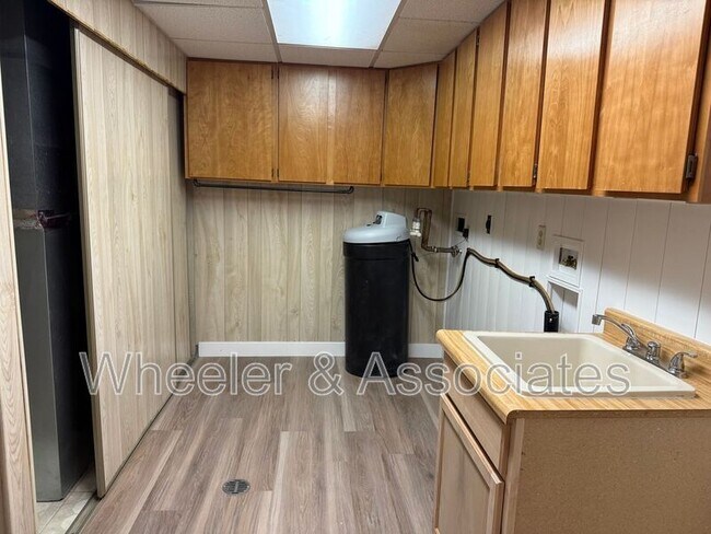 Building Photo - 1597 Navajo Dr