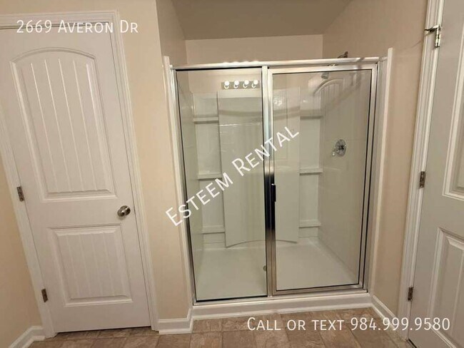 Building Photo - 2669 Averon Dr