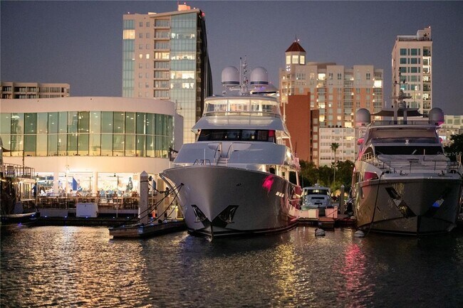 Building Photo - 7193 W Country Club Dr N