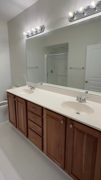Master Bath - 432 Glencrest Pl