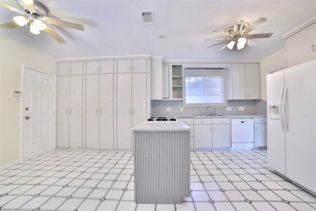 Building Photo - 1434 Pirates Cove