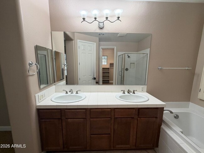 Building Photo - 421 W Wisteria Pl