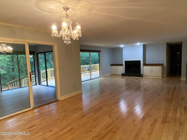 Building Photo - 285 Lake Forest Dr