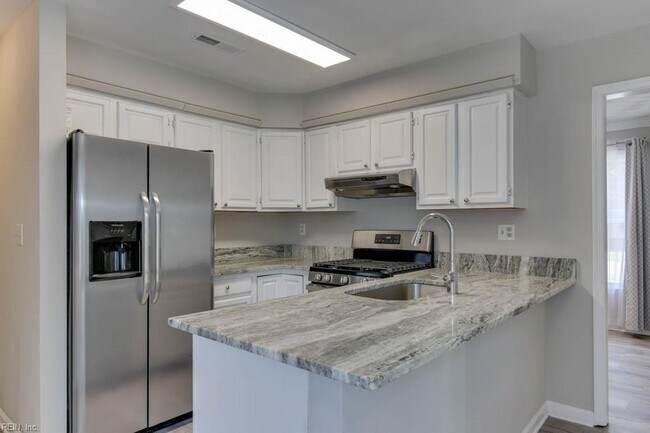 Building Photo - 3800 Sunset Point