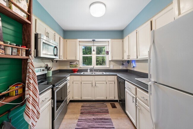 Building Photo - Charming 3br 2ba Saltbox Home in Peaceful,...