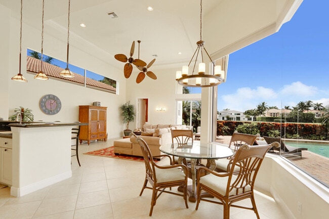 Building Photo - 528 Les Jardin Dr