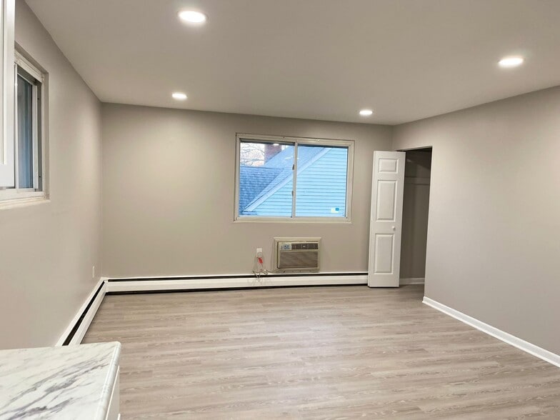 Building Photo - 9 W Browning Rd