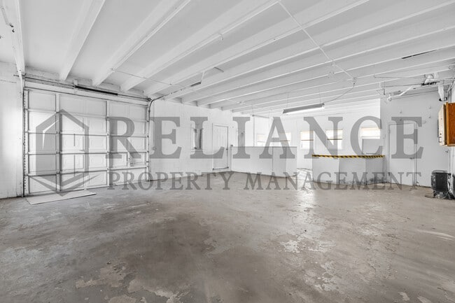 Building Photo - 4557 S Oak Ave