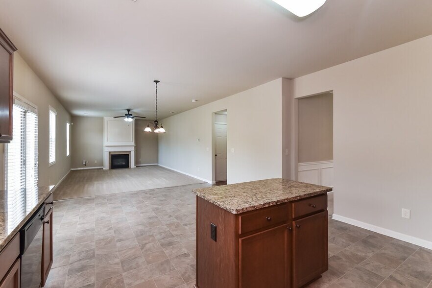 Building Photo - 631 Collingsworth Ln NE