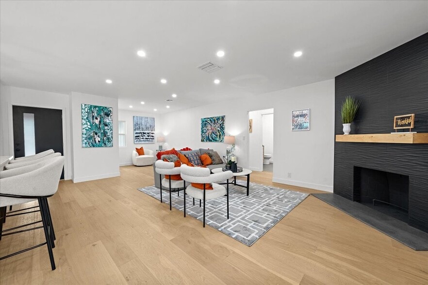 Building Photo - 5815 Saloma Ave