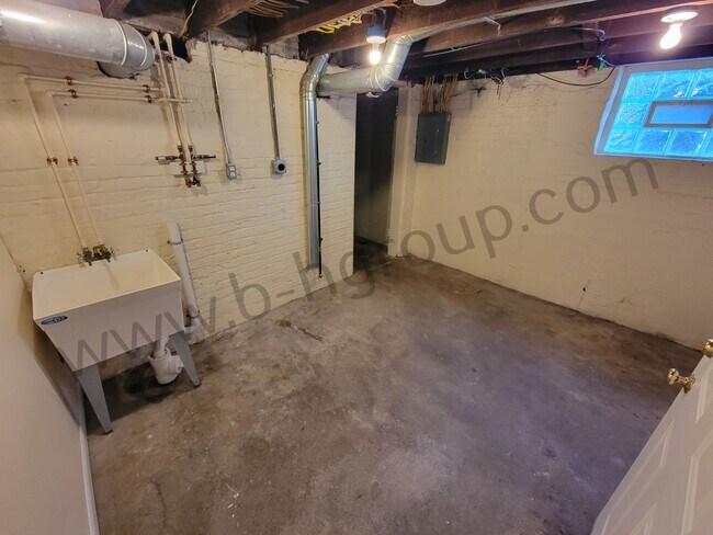 Building Photo - 2325 Roosevelt Rd