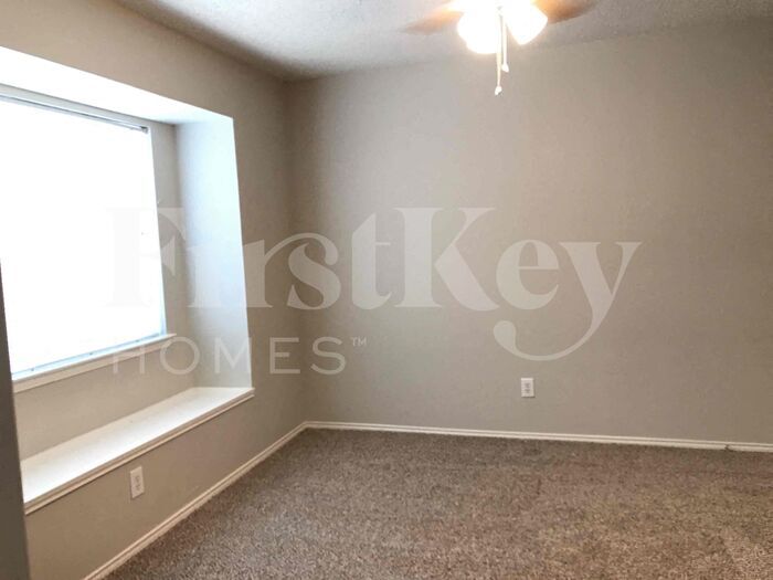 Building Photo - 5704 Creekhollow Dr