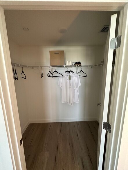 Building Photo - 405 W 69th Pl
