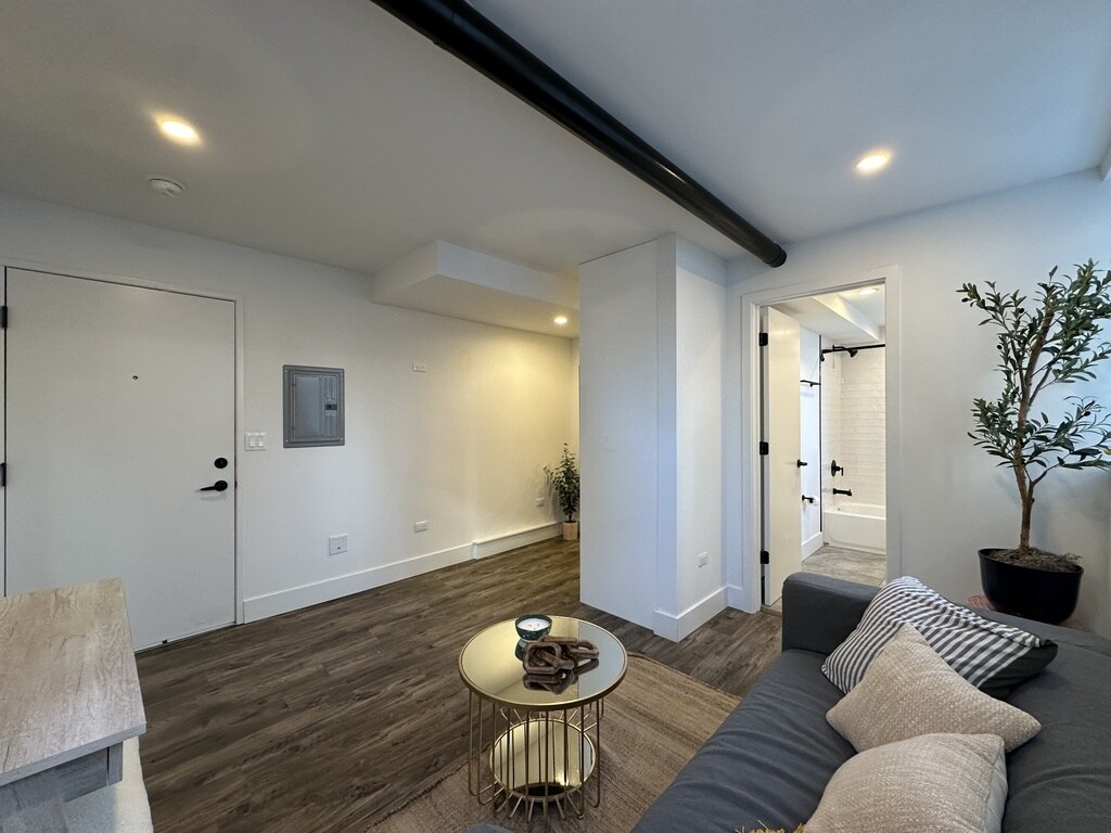 Building Photo - 941 W Carmen Ave