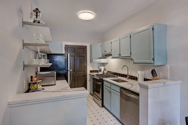 Building Photo - 518 Lamar Ave