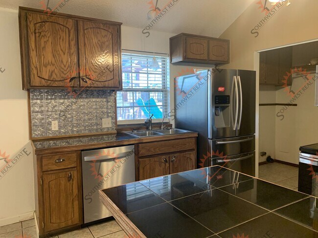 Building Photo - 3 BEDROOM/2 FULL BATH/2 CAR GARAGE