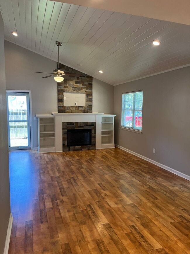 Building Photo - Remodeled home in Great Location