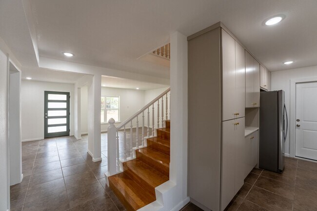 Building Photo - Hidden Gem | 4 bed 3 bath home in highly sought after Windsor Park!!!