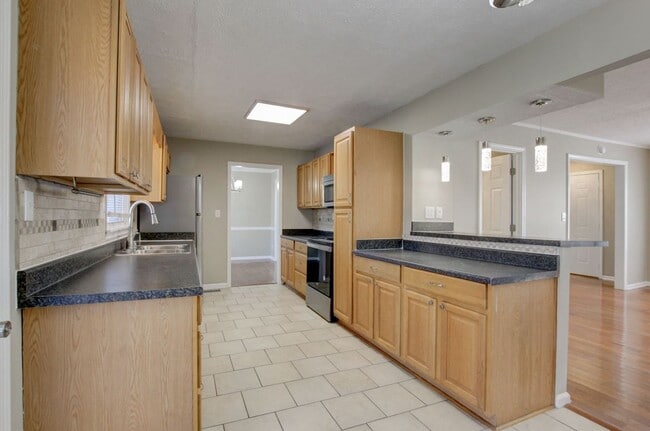 Building Photo - Three Bedroom in Hopkinsville, KY