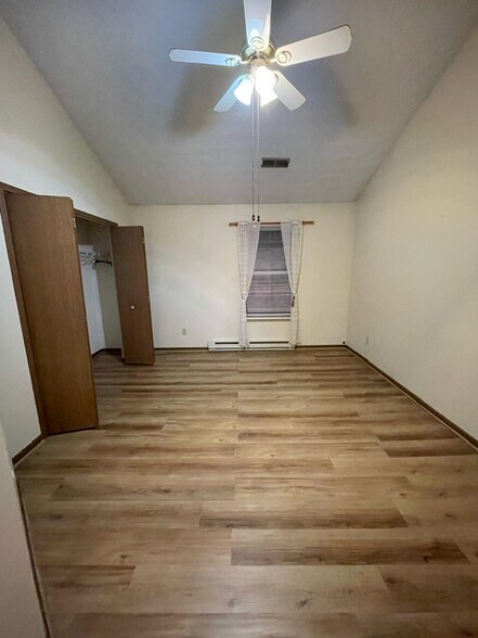 Building Photo - 592 Hilltop Ter