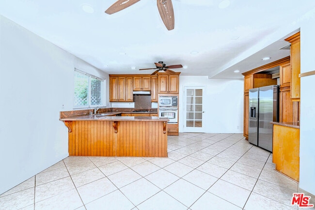 Building Photo - 5353 Don Pio Dr