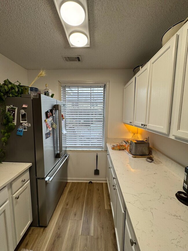 Building Photo - Charming 3 bed/2bath Cottage!