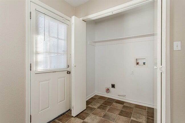 Building Photo - 10818 Sharondale Ln