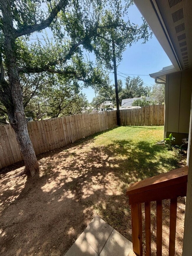 Building Photo - 713 Maple Ln