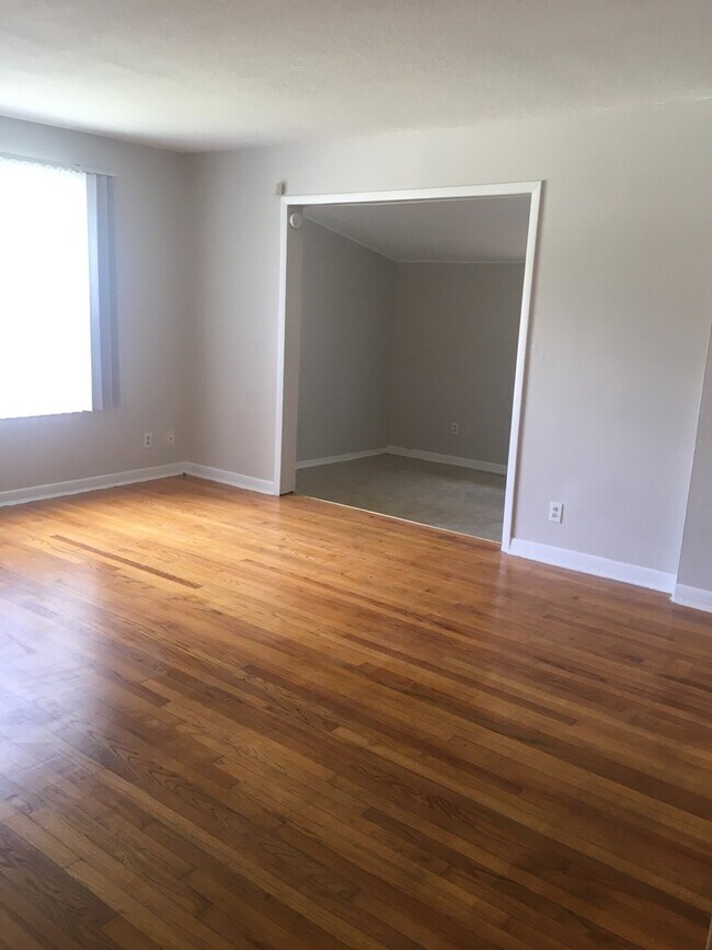 Building Photo - 3br 2 bath Cozy home