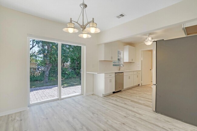 Building Photo - 3800 Calvin Ave