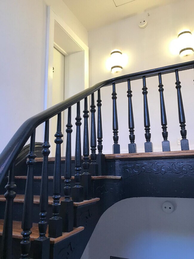 Building Photo - 380 S Upper St