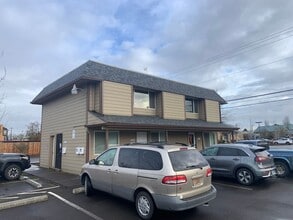 Building Photo - Freshly Updated 2 Bed w/ Granite + W/S/G Included – Available Early May!