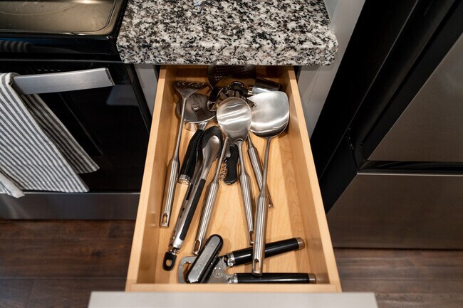 Building Photo - 6001 San Rafael Ln