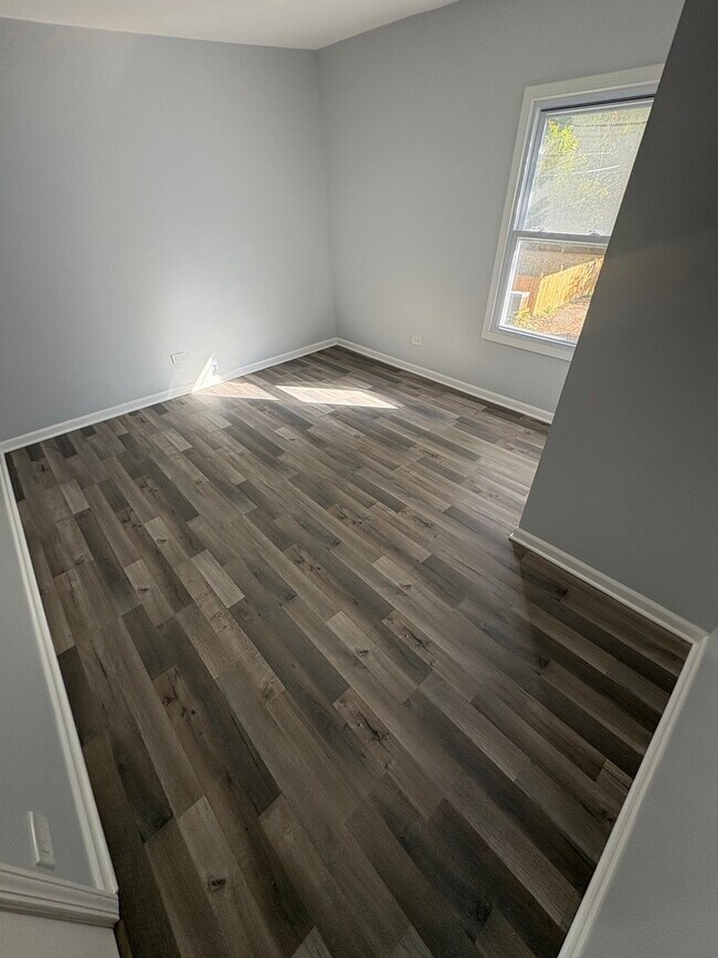 Building Photo - 432 W 61st Pl